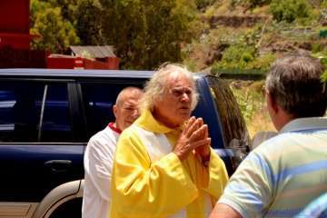 Un vecino echa un cable para la misa en Tecén (Foto Francisco J. Santana)